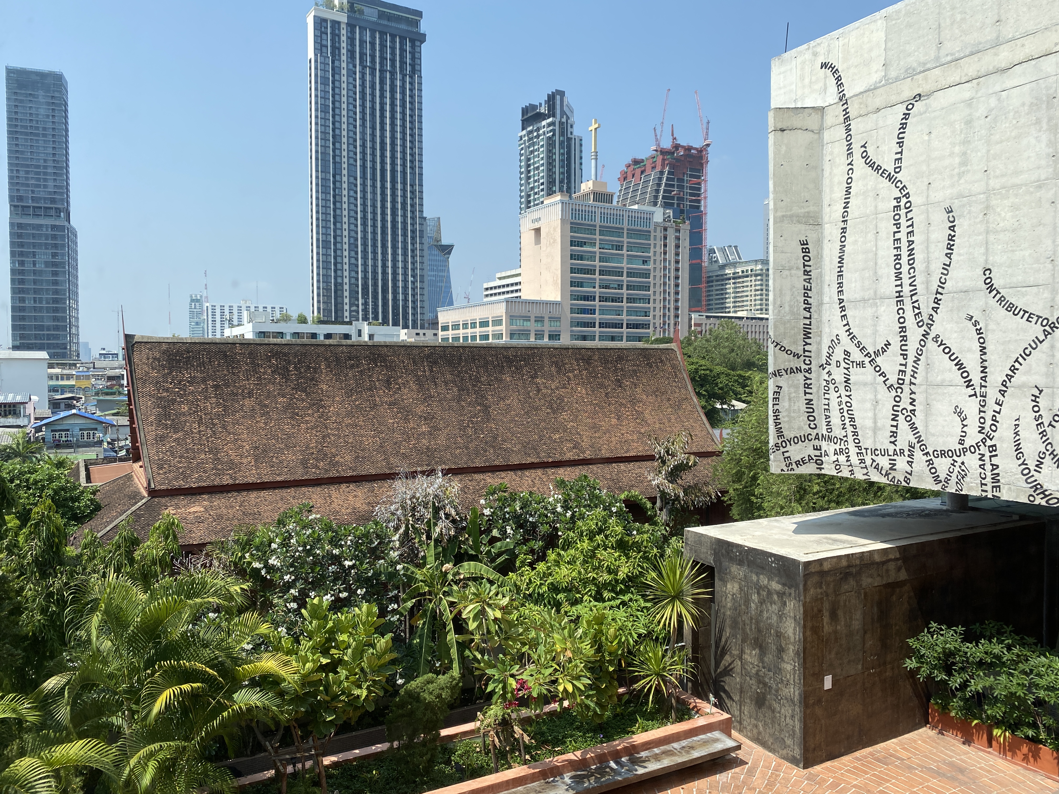 大都市タイ・バンコクの癒しの庭園アート