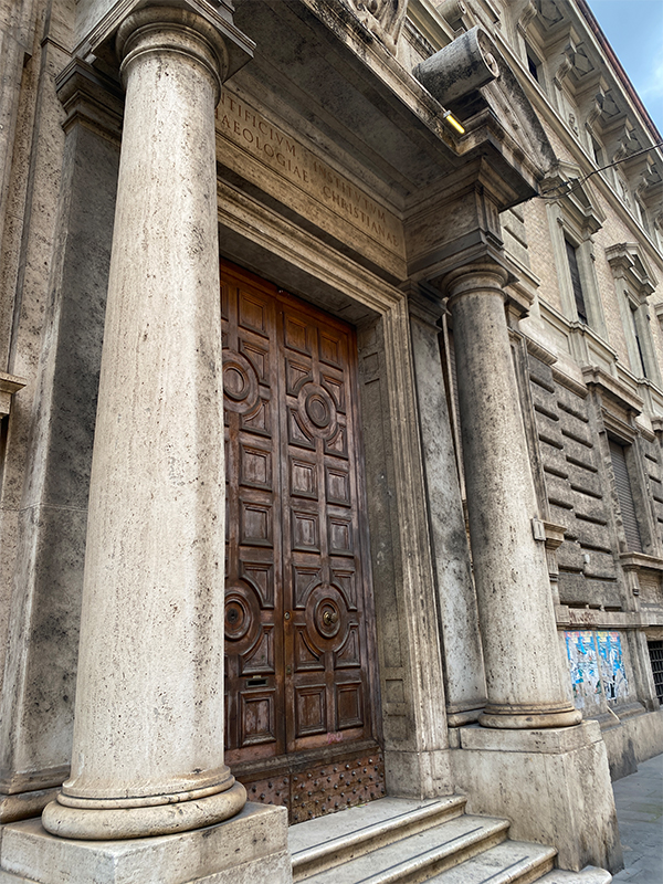 重厚な門とゴシック建築