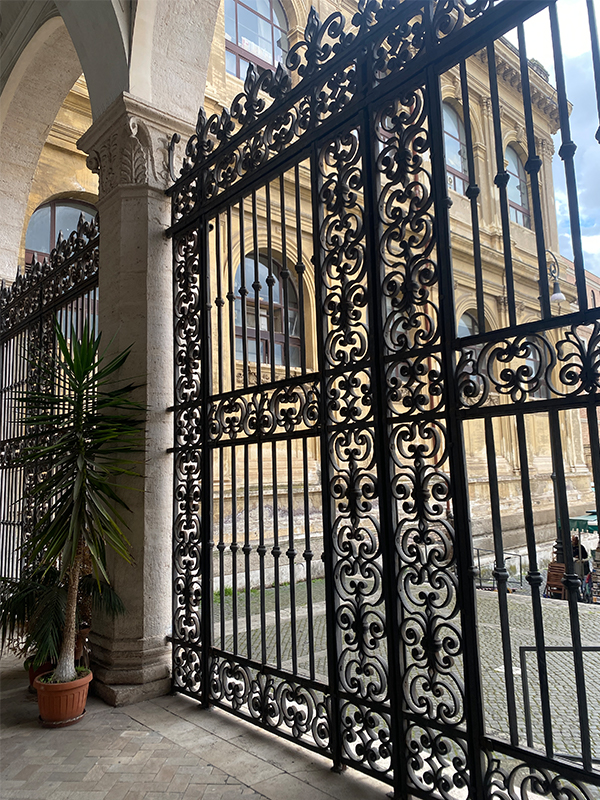 重厚な鋳物のゲート